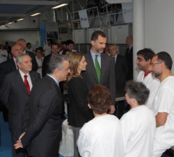 Los Príncipes de Asturias charlaron con algunos de los empleados de INDESA durante su visita a las instalaciones